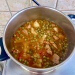 Wieprzowina z groszkiem ziemniakami i pomidorem