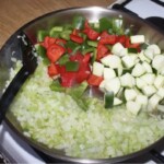 na patelni smażą się drobno pokrojone warzywa