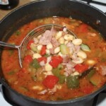 Zupa fasolowa na wędzonym kurczaku z warzywami