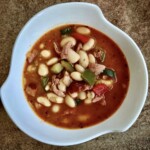 Zupa fasolowa na wędzonym kurczaku z warzywami