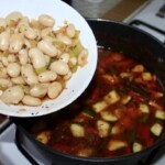 Zupa fasolowa na wędzonym kurczaku z warzywami