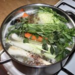 w garnku gotuje się rosół z kurczaka