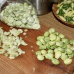 obieranie świeżego bobu z łupin