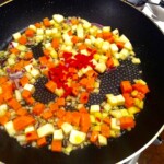 na patelni smażą się pokrojone drobno warzywa korzeniowe