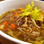 Zupa jarzynowa z soczewicą makaronem i chilli