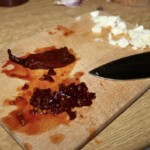 papryczka chipotle na desce kuchennej