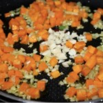 na patelni smażą się warzywa drobno pokrojone