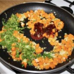 na patelni smażą się warzywa drobno pokrojone