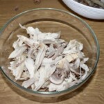 ugotowane mięso kurczaka poszarpane na kawałki