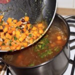 zupa meksykańska z kurczakiem w trakcie przygotowania