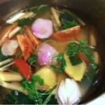 Zupa ostro kwaśna z krewetkami i kolendrą