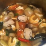 Zupa ostro kwaśna z krewetkami i kolendrą