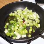 na patelni smaży się posiekany seler naciowy