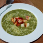 Zupa pietruszkowa z naci z grzankami