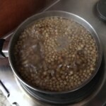 w garnku gotuje się brązowa soczewica