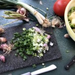 pokrojona dymka na stole