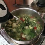 w garnku gotują się pokrojone warzywa