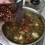 Sycąca zupa warzywna z soczewicą i chilli