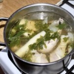 w garnku gotuje się rosół z kurczaka