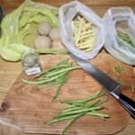 fasolka szparagowa jest obierana na desce kuchennej