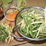 fasolka szparagowa jest obierana na desce kuchennej