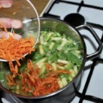 w garnku gotuje się zupa jarzynowa