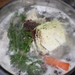 w garnku gotuje się wywar z jarzyn