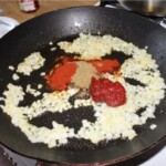 na patelnio smaży się drobno posiekana cebula razem z przyprawami suchymi