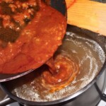zupa z soczewicy po turecku w trakcie przygotowania