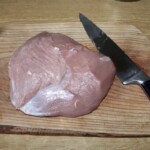 udziec cielęcy na stole