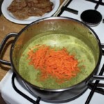 w garnku przygotowywany jest sos pietruszkowy ze startą marchewką