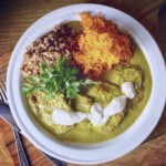 Bitki w sosie pietruszkowym z chrzanem na talerzu