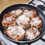 bitki cielęce oprószone mąką smażą się na dużej patelni