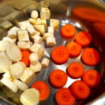 w garnku smażą się pokrojona pietruszka oraz marchewka