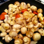 na patelni smażą się małe pieczarki