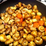 na patelni smażą się małe pieczarki