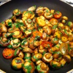 na patelni smażą się małe pieczarki