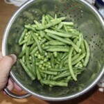 zielona fasolka szparagowa w durszlaku