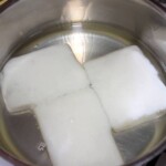 trzy kostki smalcu znajdują się w garnku