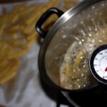 frytki domowe smażą się w głębokim tłuszczu