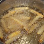 frytki domowe smażą się w głębokim tłuszczu