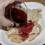 chleb w misce zalewany jest czerwonym winem