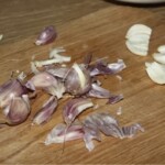 ząbki czosnku obrane na desce kuchennej