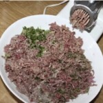 w misce znajduje się mięso mielone