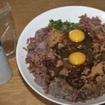 w misce znajduje się mięso mielone z dodatkami