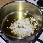 w garnku smaży się na oliwie drobno siekana cebula