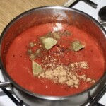 w garnku znajduje się sos pomidorowy