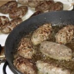 na patelni smażą się klopsy wieprzowe