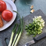 posiekana dymka na desce kuchennej