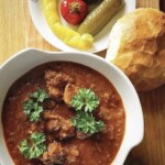 Gulasz wiedeński z wołowiny z cebulą saftgulasch